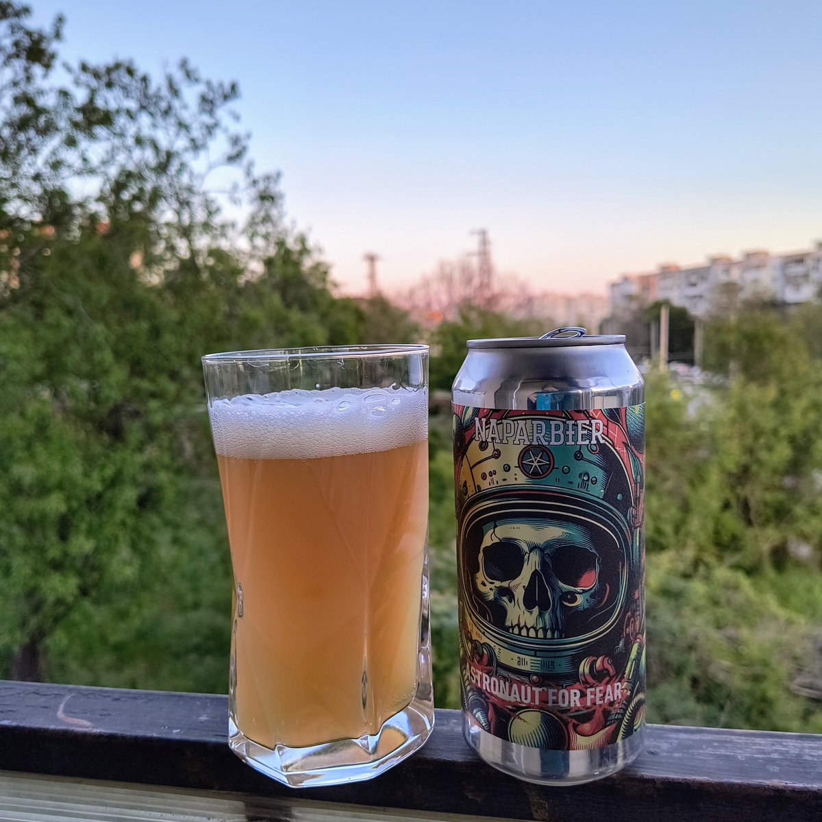 birenoshkembe's tweet photo. Една "космическа" и една "плажна" бира :) #naparbier #dougalls #beer #cerveza #cheers #наздраве https://t.co/l9oHycPYyh