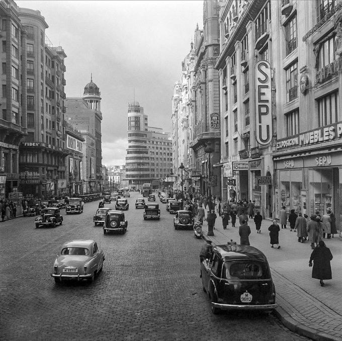 Posiblemente, la imagen más bella de #Madrid se la debemos al fotógrafo portugués Horácio Novais, quien captó esta postal de la Gran Vía en 1954.
#2deMayo