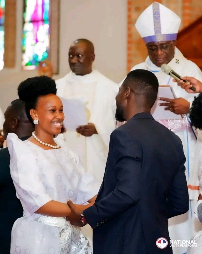 StashaKomugisha's tweet image. Thank you @HEBobiwine for bringing baganda and banyankole closer...
#notyourenemy..
#ProtestVoteUg