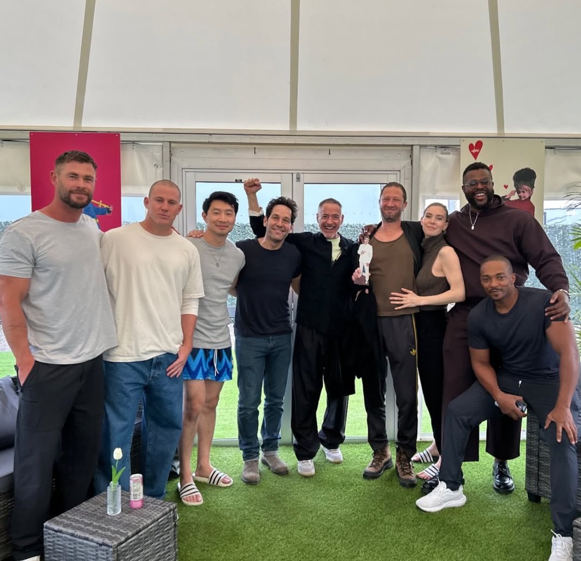 BRMarvelNews's tweet photo. MAIS UMA! Chris Hemsworth, Channing Tatum, Simu Liu, Paul Rudd, Robert Downey Jr., Ebon Moss-Bachrach, Vanessa Kirby, Winston Duke e Anthony Mackie em nova imagem dos bastidores de AVENGERS: DOOMSDAY https://t.co/Gwg64eW3Bg