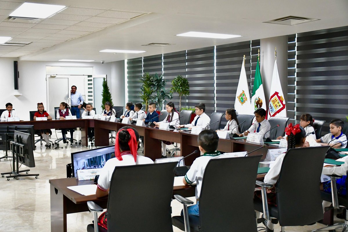 RomanCepeda's tweet photo. En el marco del Día del Niño, realizamos la sesión de Cabildo Infantil 2025, donde las y los participantes expusieron propuestas relacionadas al cuidado del medio ambiente y del agua, proyectos de ciencia y tecnología, y el aprovechamiento de energías renovables.

Mi reconocimiento por su excelente participación, sigan trabajando con ese gran entusiasmo por sus sueños y aspiraciones. ¡Ustedes están construyendo el futuro de nuestro querido #Torreón! ¡Enhorabuena! #TorreónSiemprePuedeMás 👊🏻