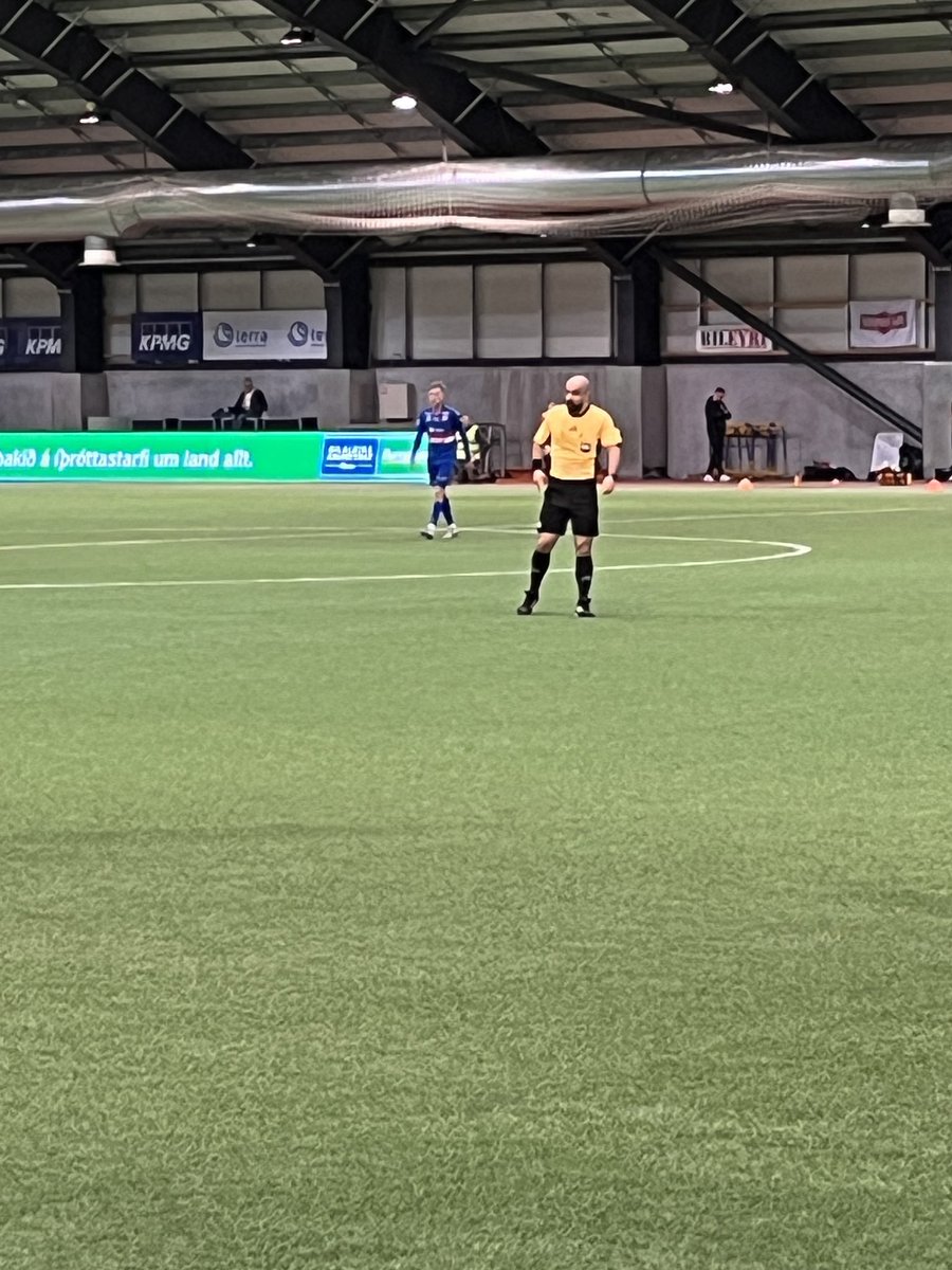 Lélegasti dómari Íslands að leika á flautuna í Boganum #fotboltinet