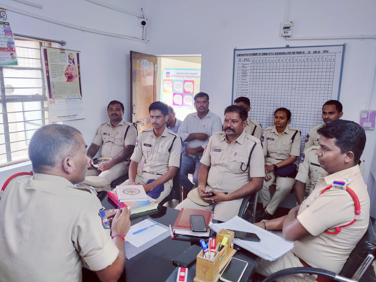 ci_palakurthy's tweet photo. Conducted meeting with Kodakandla PS Statff. Briefed them regarding Road Safety to preven Fatla and Non-Fatal accidents to reduce number of deaths due to Road Accidents in PS limits. @telanganaDGP, @cpwarangal, @warangalpolice, @dcp_westzonewrl, @acpwardhannapet, @mulajithender https://t.co/SbZbK7M3jK