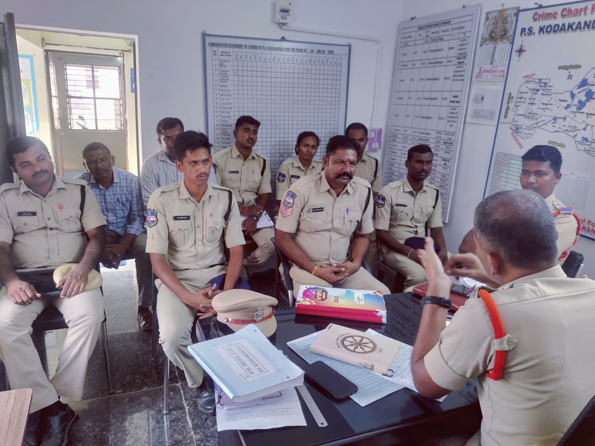 ci_palakurthy's tweet photo. Conducted meeting with Kodakandla PS Statff. Briefed them regarding Road Safety to preven Fatla and Non-Fatal accidents to reduce number of deaths due to Road Accidents in PS limits. @telanganaDGP, @cpwarangal, @warangalpolice, @dcp_westzonewrl, @acpwardhannapet, @mulajithender https://t.co/SbZbK7M3jK