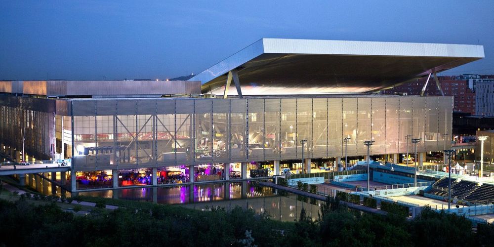 Como cada año se ha celebrado el torneo de tenis Masters de Madrid, que se celebra en la CAJA MÁGICA.  Se trata de un edificio cuya estética no deja indiferente a nadie y por eso vamos a visitarlo Va hilo👇