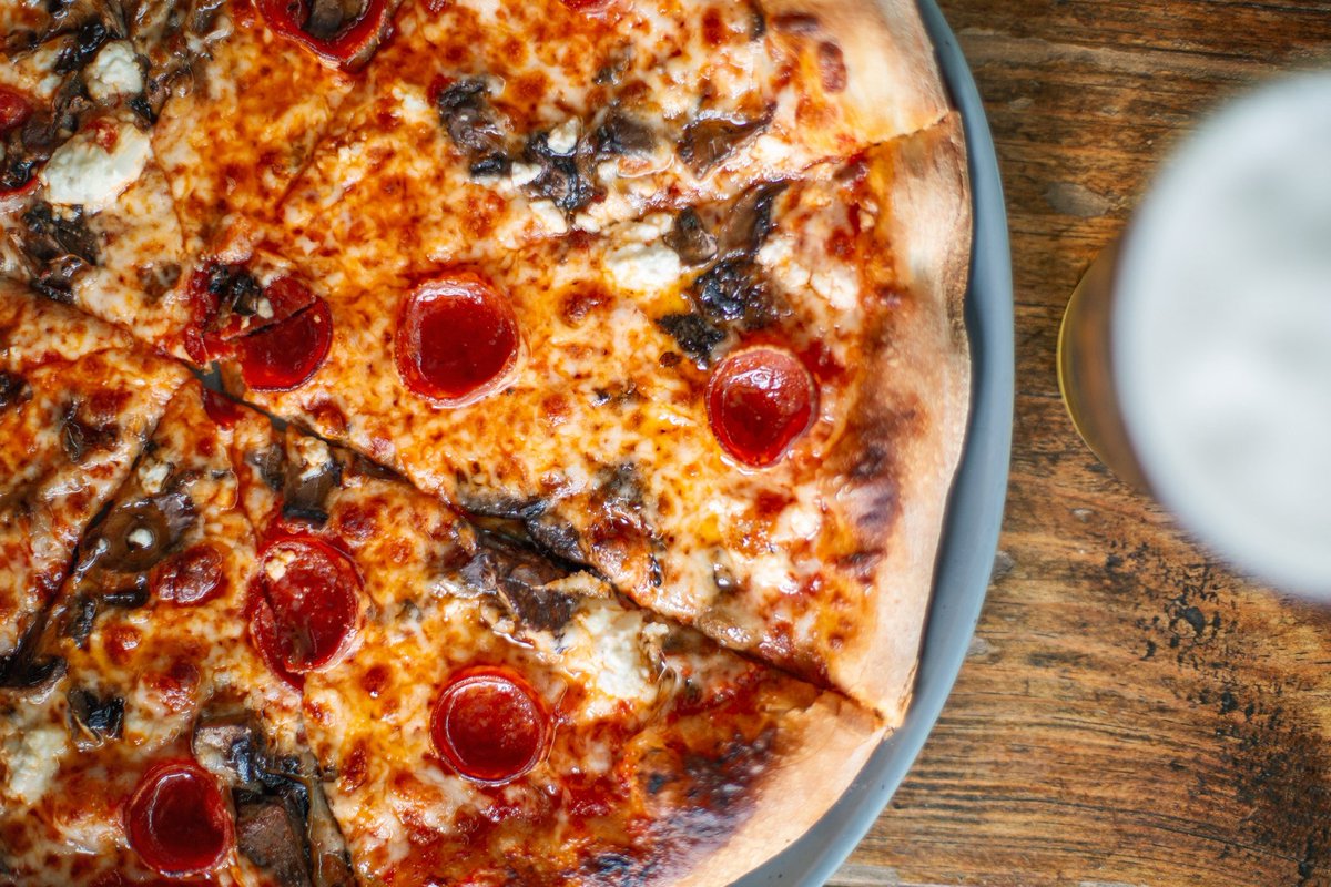 Class of 2025 — you did it! 🎓 Celebrate with a Cougar Paw pizza (pepperoni, mushrooms, feta + hot honey 🔥) and a cold pint in our new graduation glass. You earned this. 🍕🍺 Go Coogs! 🐾