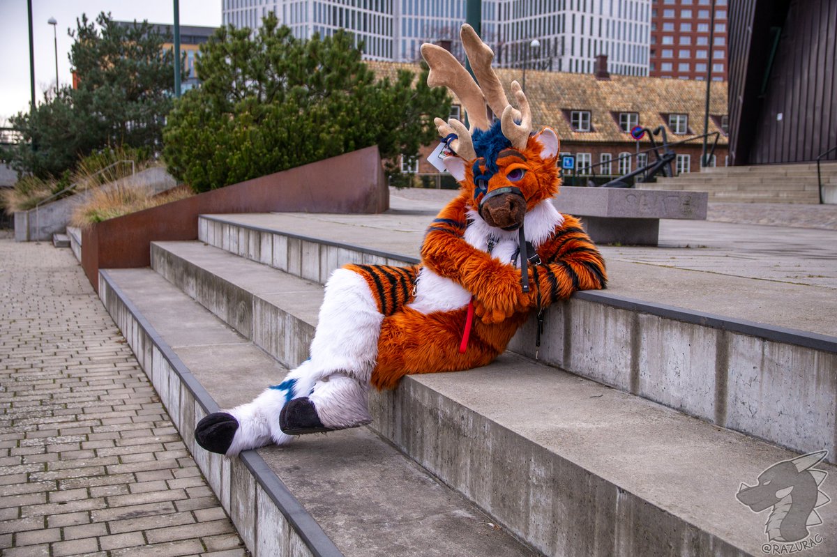 Just hanging out~ 
#FursuitFriday 
📸:<a href="/razurac/">Razurac the Dragon / Vantaz the Sergal</a>