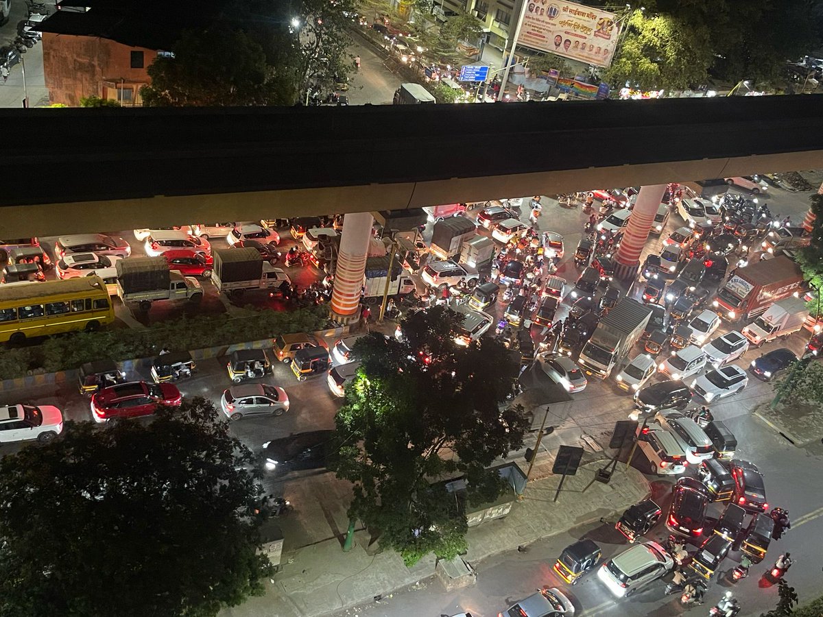 Harchandaniarun's tweet photo. Crossing a stretch of 300 metres is taking over 30 mins. Both the main lanes and the service road are jammed.
 I request the concerned authorities to look into this issue. Kalpataru Paramount Signal
@TMCaTweetAway
@MMRDAOfficial @ThaneCityPolice @TMCaTweetAway @QueenofThane https://t.co/By67pBP1oI