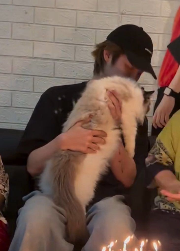 คริปนี้อาเม่ะโดนหอมไปกี่ทีคั้บบ ไบร์ทหอมอาเม่ะแบบฟอดใหญ่ๆเลย ได้เสียงจุ๊บด้วยยย อ่อนโยนที่สุดแล้วคนนี้ my good boy ❣️ 
แพ้มากเอาจิงงงง😭🫵🏻

#bbrightvc <a href="/bbrightvc/">bright</a>