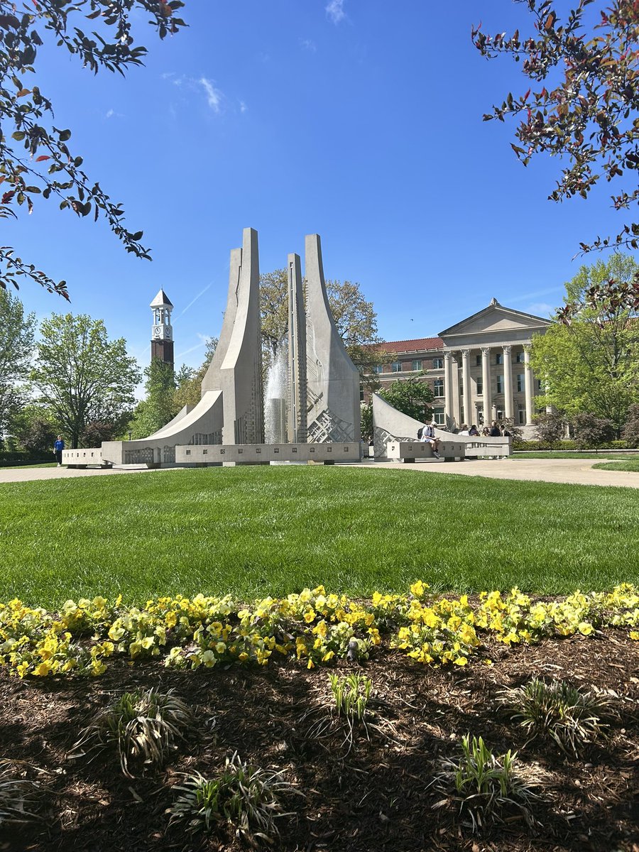 TrevorPeters__'s tweet image. It’s officially spring in West Lafayette. The fountains are on at @LifeAtPurdue! 🚂💦