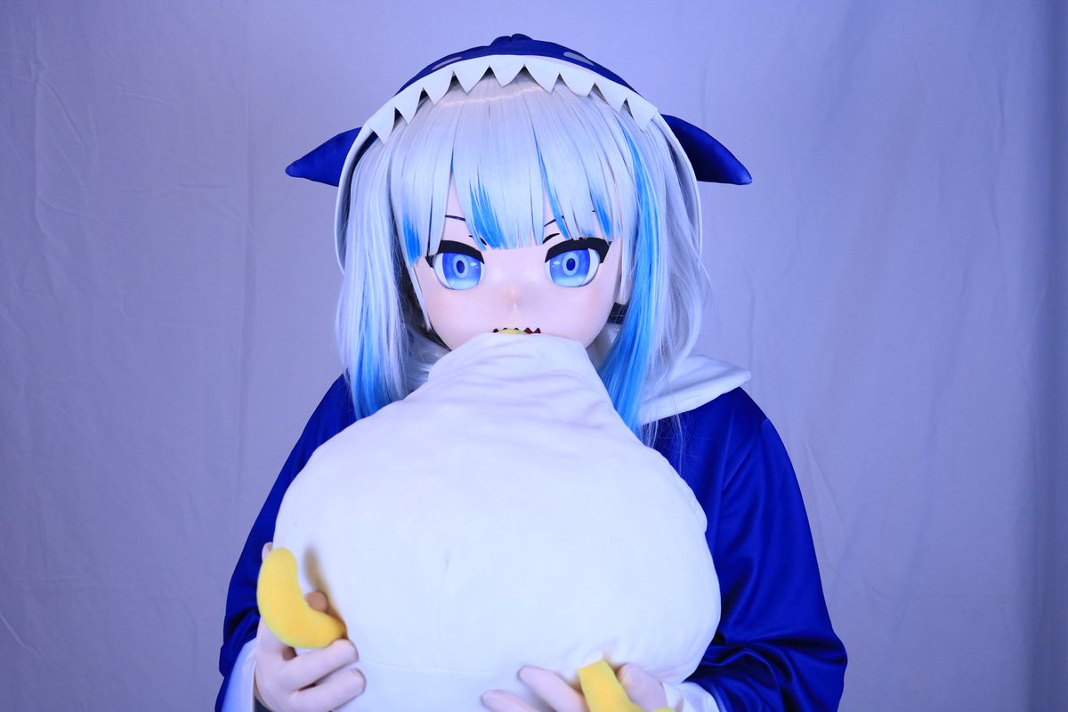 *Om* Nom* 

📸: <a href="/nekurosokkusu/">Zomi</a> 

#gawrgura #hololive #kigurumi #着ぐるみ