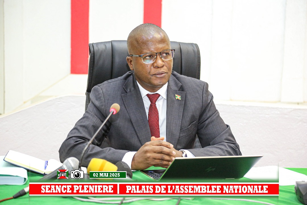 1/n Ce vendredi 02 mai 2025, l'Assemblée nationale s'est réunie en séance plénière dédiée à l'analyse et l'adoption du projet de loi portant fixation du budget général de la République du Burundi pour l'exercice 2025/2026. Le Ministre en charge des finances, du budget et de la