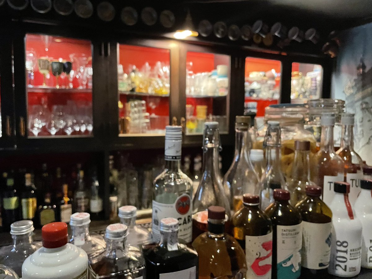 kotatsudehirune's tweet photo. ラム酒の専門店
BAR MAEDA で
女子（？）会

と

ウチのジャクソン😽
「お母さん、夜遊びは
ほどほどににゃ」

ちなみに、私は全てノンアルコール😅

#BARMAEDA
#ねこかわいいね
#ハチワレ猫 
#ラム酒 https://t.co/adclIYNWbm