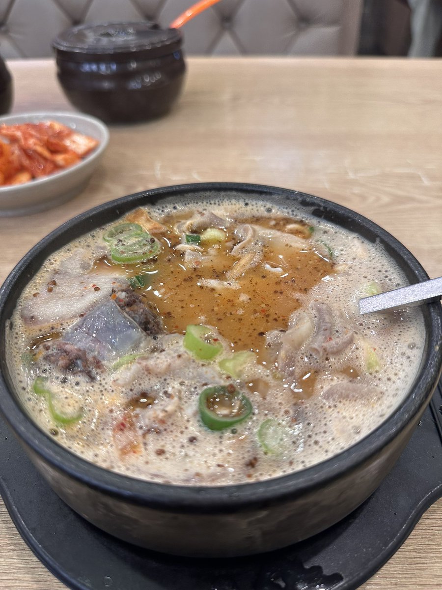 allmytown's tweet photo. 더럽게 답답하고 
쓸쓸한 날이었다. 
그래서 국밥. https://t.co/4NGq1Dtnck