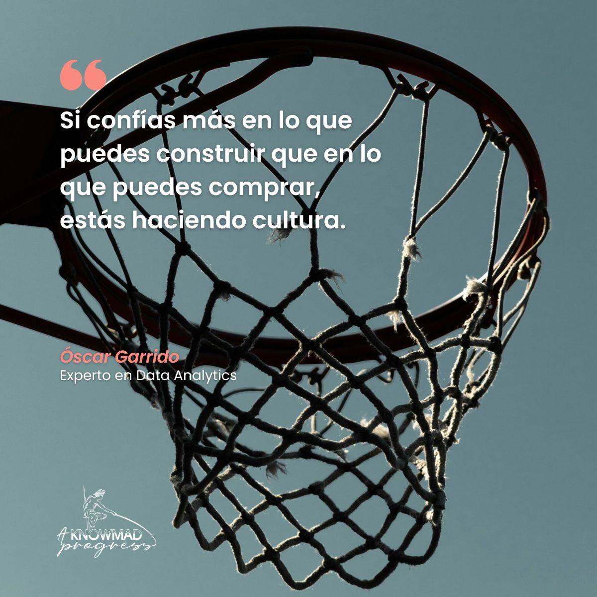 Tras días de observación, entrevistas y conversaciones en torno al juego y la toma de decisiones, esta idea cobra fuerza:

Si confías más en lo que puedes construir que en lo que puedes comprar, estás haciendo cultura.

👉 Dato + baloncesto. Lo que viene, dará que pensar.