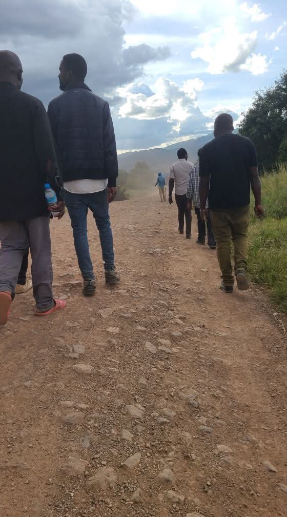 Twaha_Mwaipaya's tweet photo. Vijana wa Mbeya wamezunguka maeneo mbalimbali ya Mashimo na Mabonde ya Mbeya kutazama kama watu waliojitambulisha ni polisi na Kumdhuru na kumchukua Mdude Nyagali kwa kumpiga na kitu kizito na kupoteza fahamu kama watakuwa walimtupa maeneo hayo, wamejaribu kufwata Damu uelekeo hawajapata Mafanikio, walishuka nae pembeni ya Mji, baada ya hapo haijafahamika wamempeleka wapi, Polisi wamesema wao hawahusiki Je ni nani?. Tunaendelea na Kutafuta.
