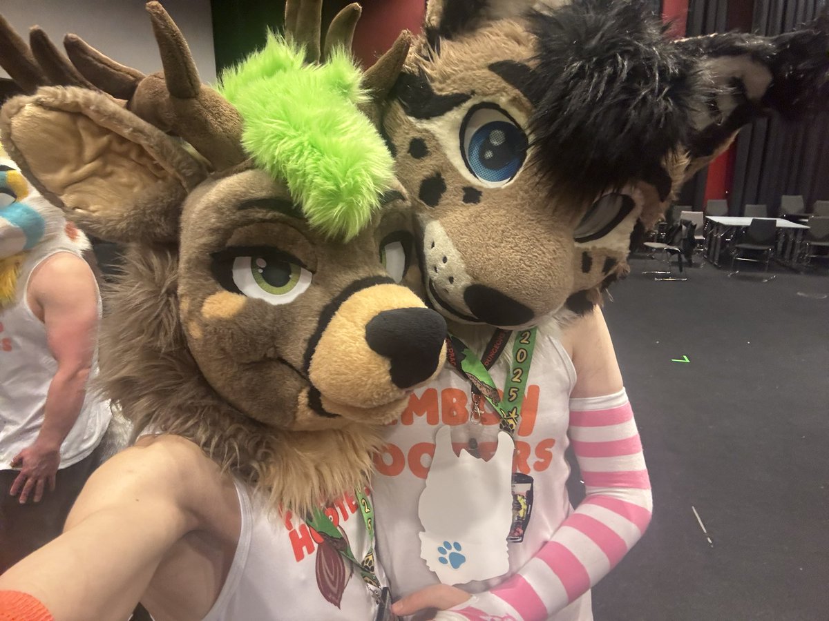 At your service :3 
Happy #FursuitFriday