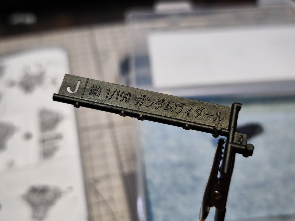 RiSoUu's tweet photo. 更新一下维达尔外甲进度，用化妆棉上色法虽好，可惜有概率翻车。

两次黑补土，两次银底都挺平整的。上透明蓝，可能因为浓稠度、手法、没干透等问题，导致上色不均。

用流道做实验，对比原色，感觉还不错。感觉可以用这个流程了 https://t.co/KHVYcXW51Z
