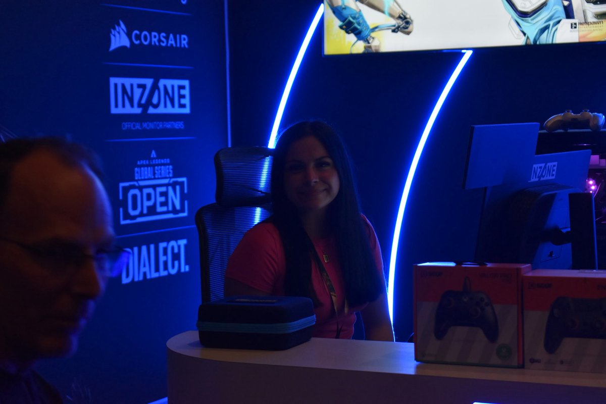 At the <a href="/nokia/">Nokia</a> booth today, come 1v1 us creators 🤍 #ApexOverwifi
