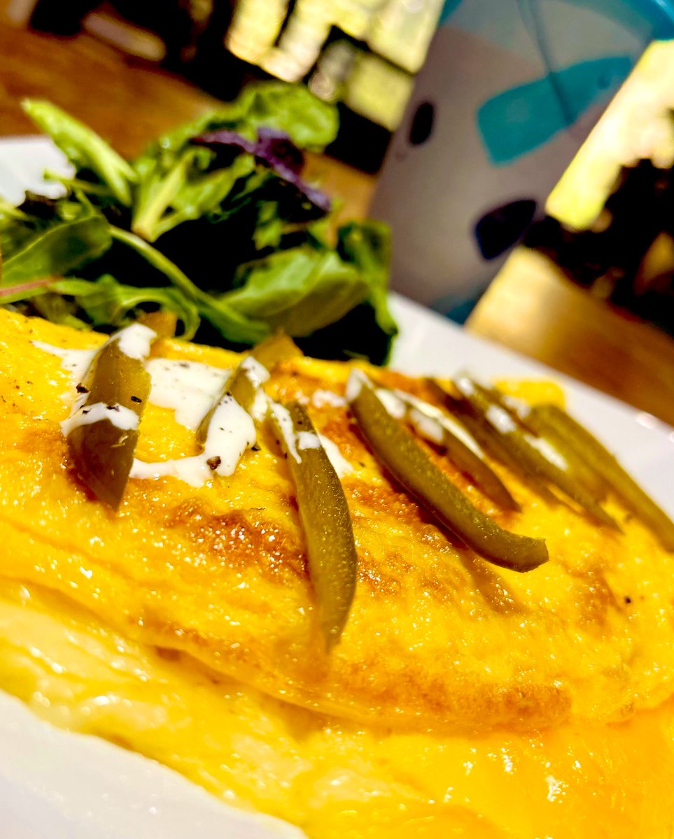 GrabABiteMex's tweet image. Omelette de jamón con queso, rajas y ensalada.
Antes de abrir cocina…
¡A desayunar!
#CookingForEveryone