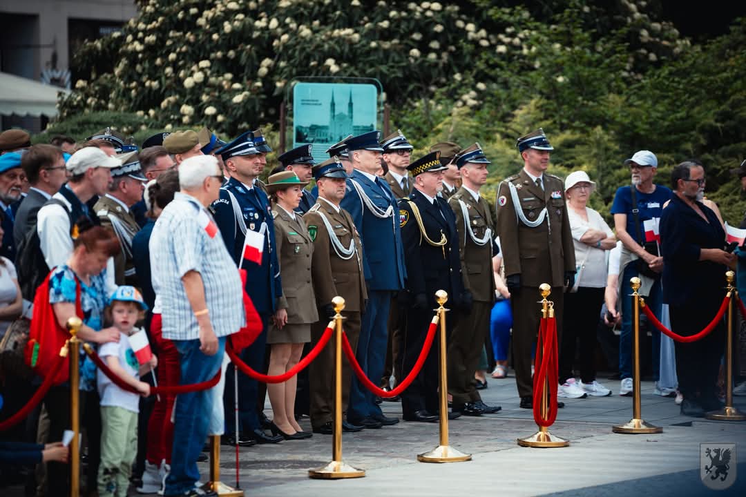OISW_Bydgoszcz's tweet photo. 🇵🇱 Bydgoskie Obchody Dnia Flagi RP odbyły się na Starym Rynku. Przy udziale zaproszonych gości uroczyście podniesiono flagę na masz i odegrano hymn państwowy. 
Udział w uroczystościach wzięła reprezentacja funkcjonariuszy z @OISW_Bydgoszcz. 
📸 @IWsp_SZ https://t.co/K2anh32H8l