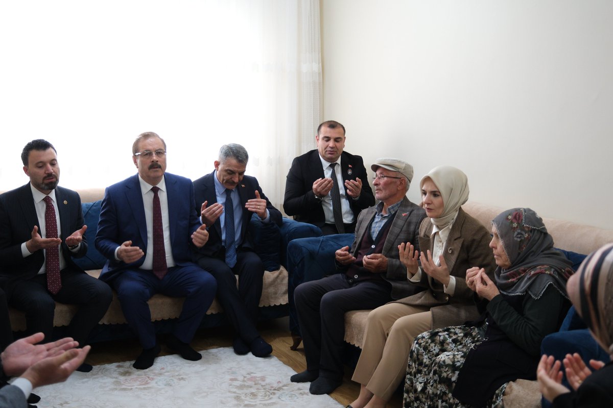 Aile ve Sosyal Hizmetler Bakanımız Sayın Mahinur Özdemir Göktaş, 2007 yılında Hakkari’de şehit olan Lokman Eker’in kıymetli ailesini ziyaret etti.

Sayın Bakanımız Göktaş, şehidimize Allah'tan rahmet, ailesine sabır diledi.