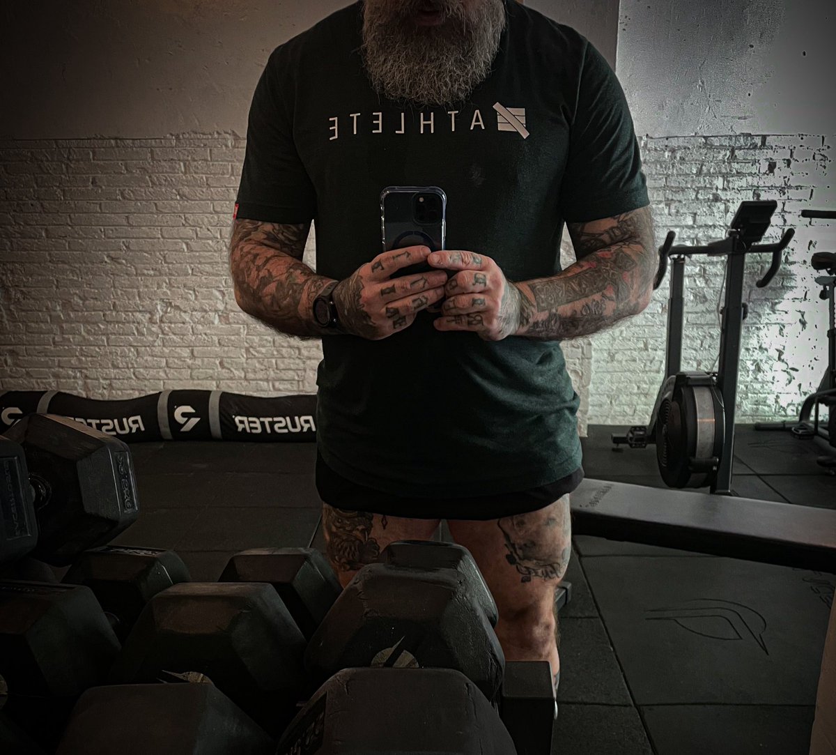 Si necesitas apagar el ruido de tu mente, entrena.
¿silenciar la ansiedad?, entrena.
¿anular el estrés?, entrena.
Entrenar es terapia.
No es cansancio, es paz.
No es solo sudar, es silenciar la mente.
El peso que levantas siempre será menor al que te quitas de encima.

🖤