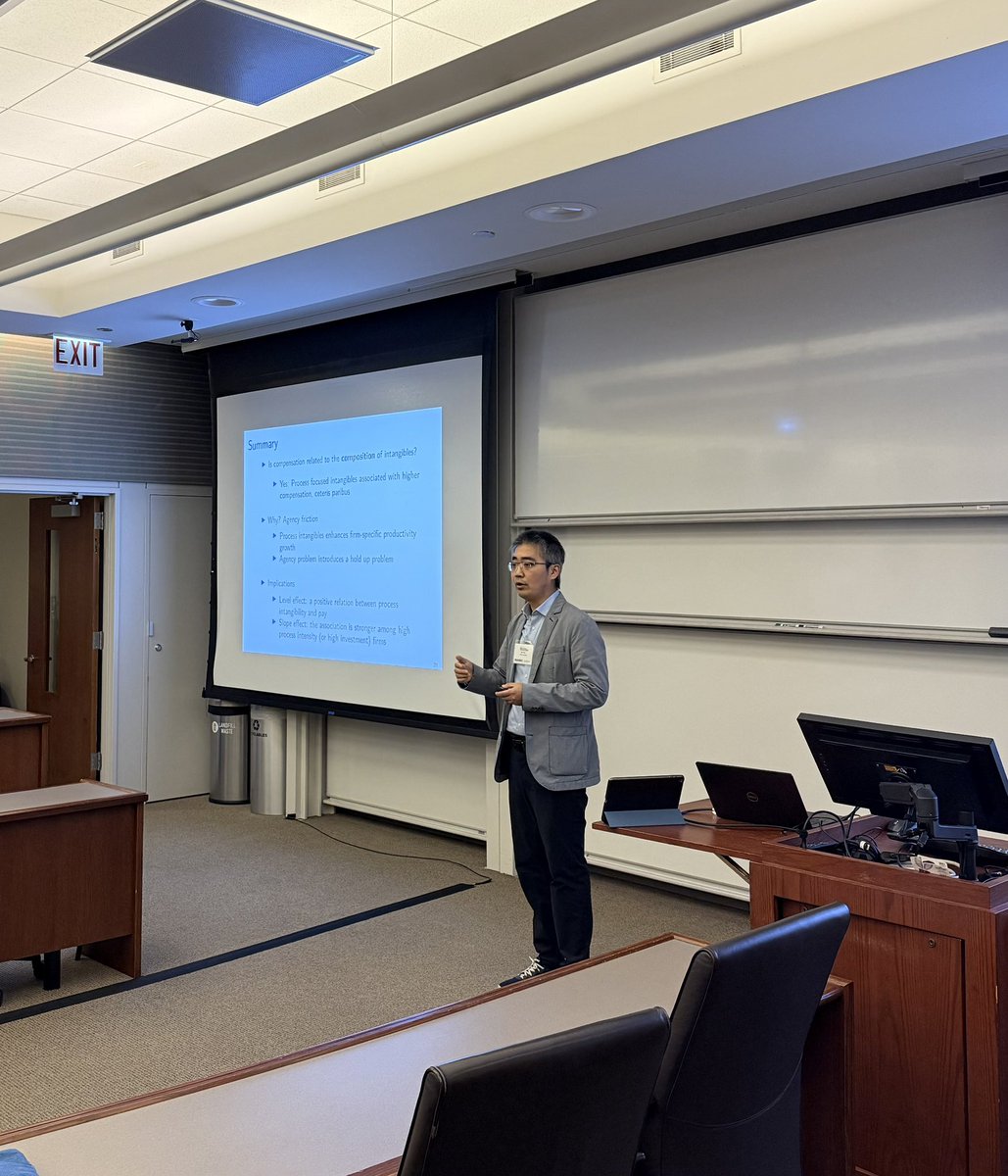 MFRProgram's tweet image. Day 2 of our Frontier Topics in Macro-Finance conference begins with a presentation by Hao Xing (BU) followed by discussant Bryan Seegmiller (Northwestern Kellogg). #EconTwitter