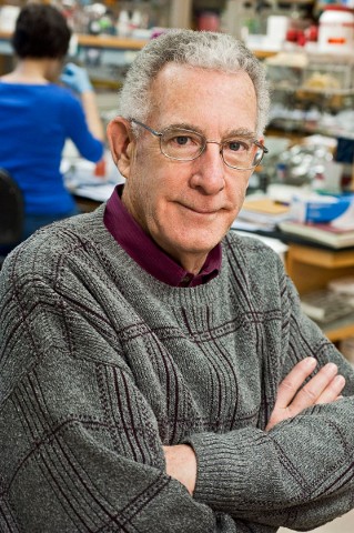 This is Thomas Seyfried.

He’s a professor of biology, who’s studied cancer for 30+ years.

His message? Cancer isn’t bad genes or bad luck—it’s damaged mitochondria.

This flips everything you’ve been told about how to treat &amp; prevent cancer: 

Check Thread 👇