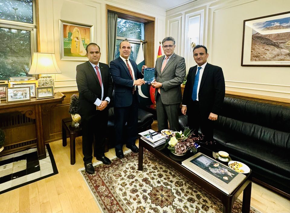 sirajbashirbalo's tweet image. Had a productive meeting with Pakistani Ambassador Mr. Khalil Hashmi and his team in Beijing, China. Discussed key regional issues and had the privilege to present our research work.