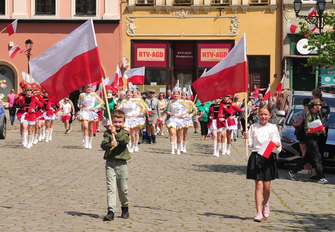 Beata Moskal-Słaniewska (@beata__ms) on Twitter photo Dzień Flagi w Świdnicy. Radośnie. Międzypokoleniowo. Ponad podziałami. "Pod biało-czerwoną jest miejsce dla każdego". 🇵🇱
<a href="/PrzystanekD/">Przystanek Dolny Śląsk 💛🖤</a> <a href="/SwidnicaUM/">Świdnica</a> <a href="/mojaswidnica/">Moja Świdnica</a>
#polskaflaga #BiałoCzerwona <a href="/ZHP_PL/">ZHP</a> Dzień Flagi w Świdnicy. Radośnie. Międzypokoleniowo. Ponad podziałami. "Pod biało-czerwoną jest miejsce dla każdego". 🇵🇱
<a href="/PrzystanekD/">Przystanek Dolny Śląsk 💛🖤</a> <a href="/SwidnicaUM/">Świdnica</a> <a href="/mojaswidnica/">Moja Świdnica</a>
#polskaflaga #BiałoCzerwona <a href="/ZHP_PL/">ZHP</a>