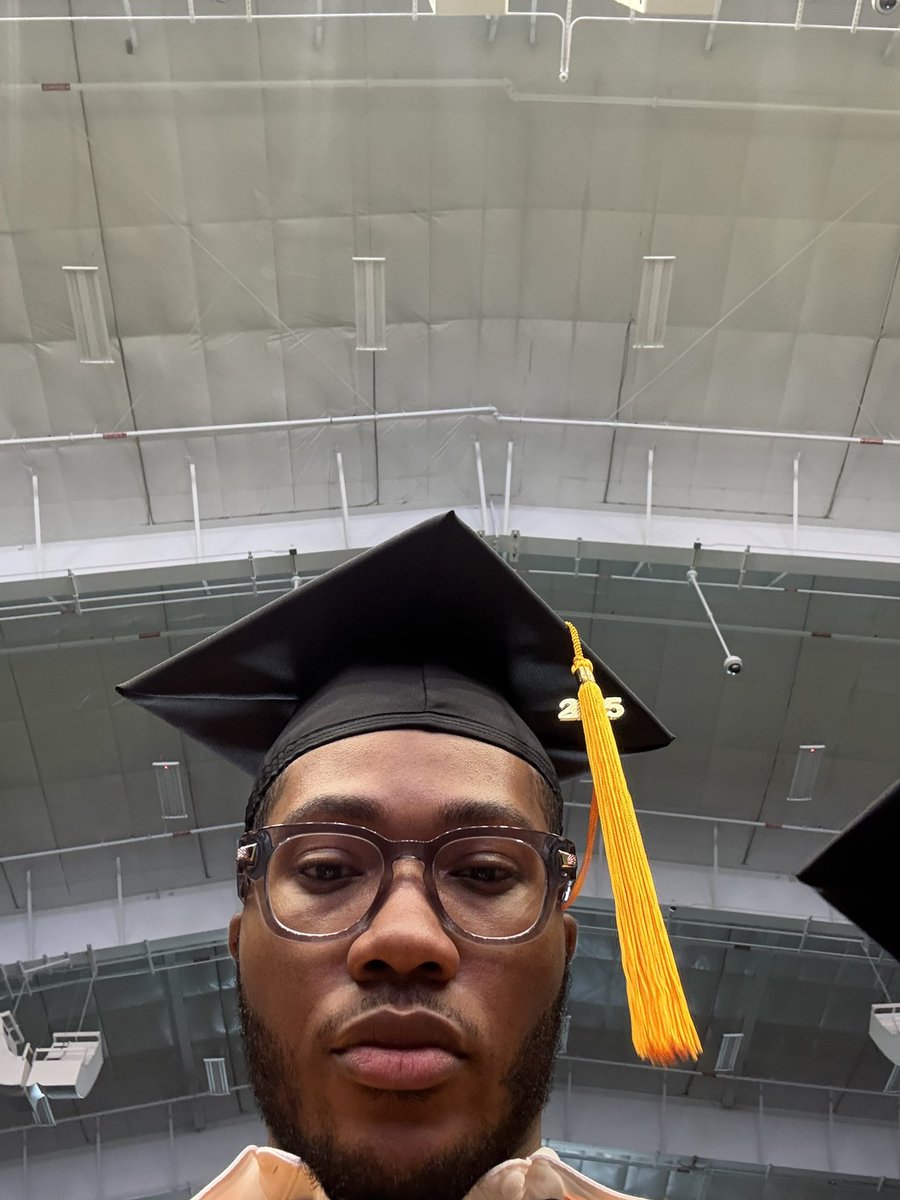 iamronxx's tweet image. YALL I GRADUATED NURSING SCHOOLLL