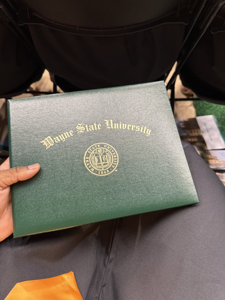 iamronxx's tweet image. YALL I GRADUATED NURSING SCHOOLLL