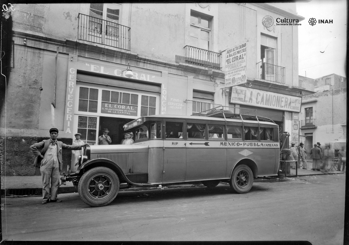 Autobús de la línea México-Puebla y anexas, Colección Archivo Casasola, México, ca. 1926, Inv. 45500. #INAH #SINAFO #FN #INAHVirtual #LaFotoDeLaSemana