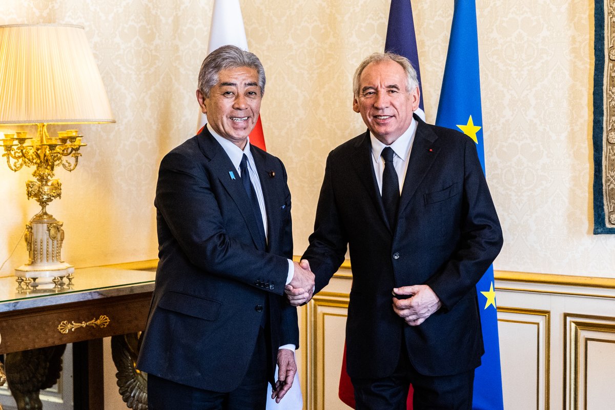 Matignon's tweet image. Entretien entre le Premier ministre François Bayrou et M. Takeshi Iwaya, ministre des Affaires étrangères du Japon.