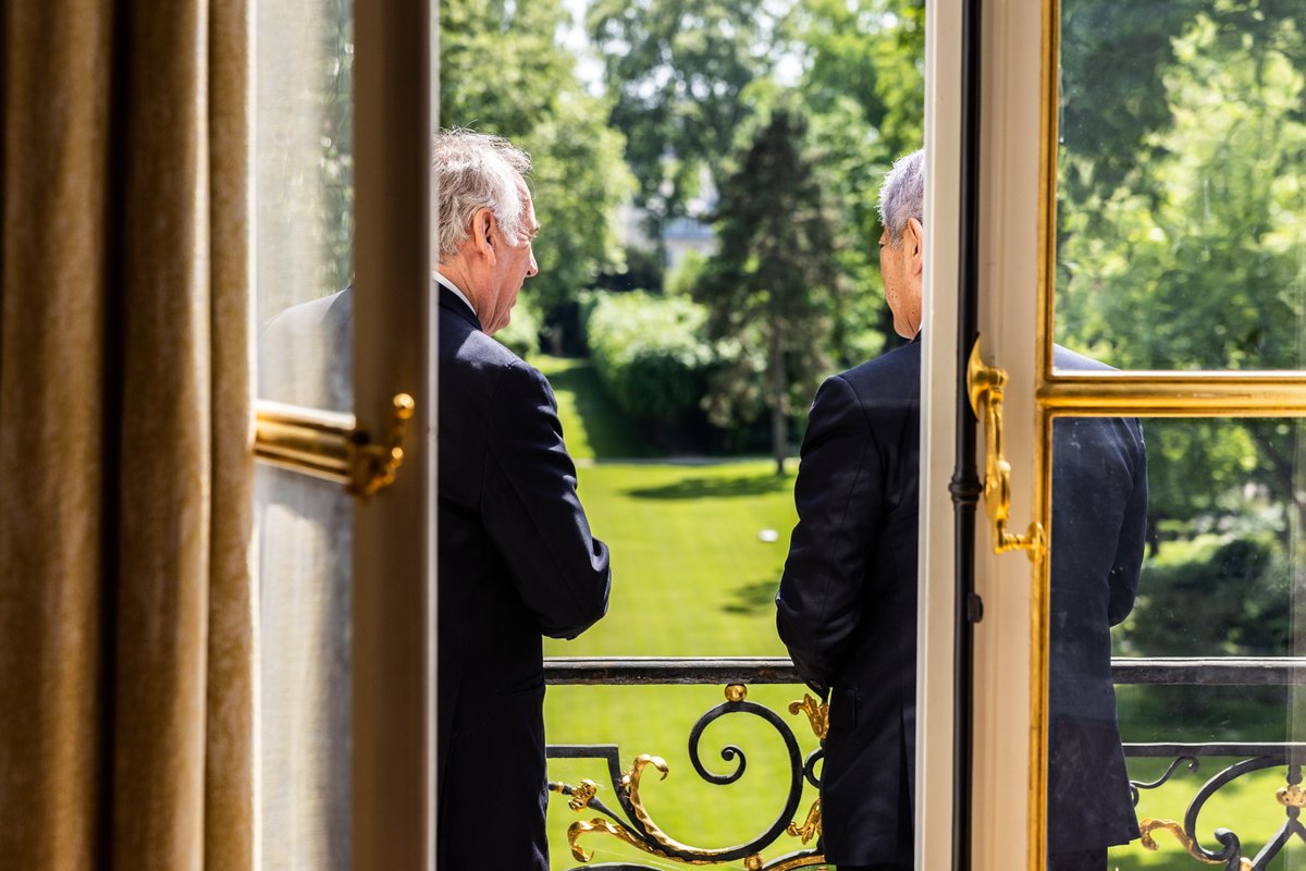 Matignon's tweet image. Entretien entre le Premier ministre François Bayrou et M. Takeshi Iwaya, ministre des Affaires étrangères du Japon.
