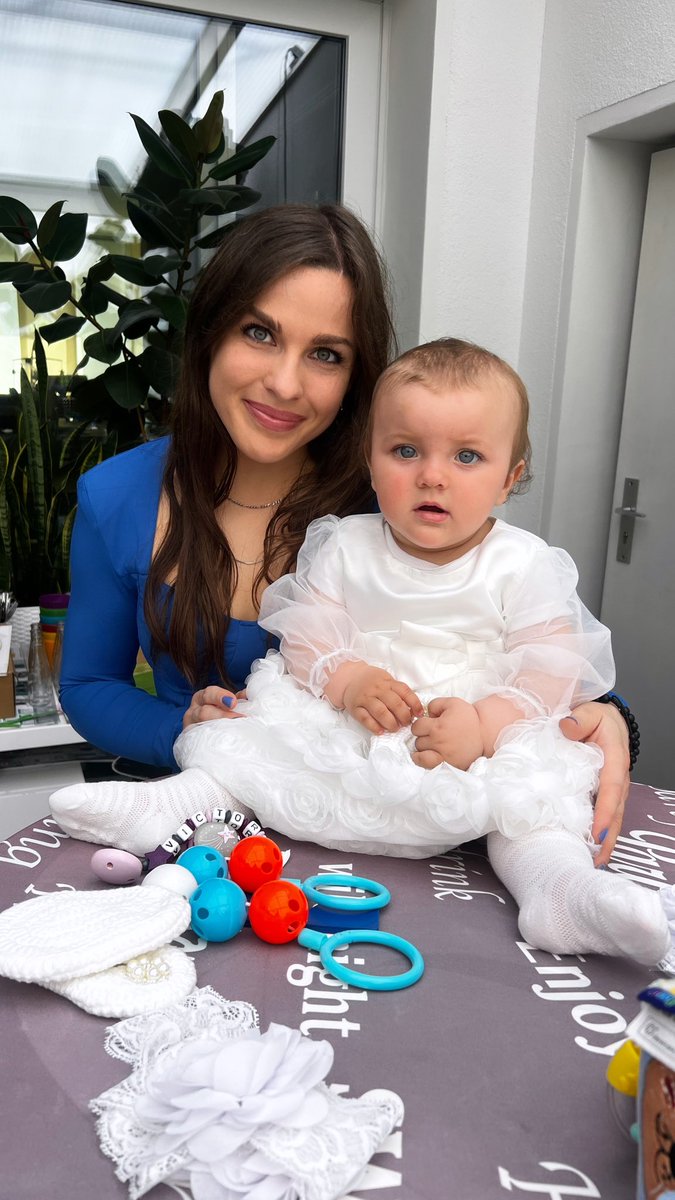 Dzisiaj piąty raz zostałam matką chrzestną, powierzając w ręce Boga starszą o 9 minut od siostry bliźniaczki, Victorię. Mnogości łask wszelkich mojej małej ✝️🙏