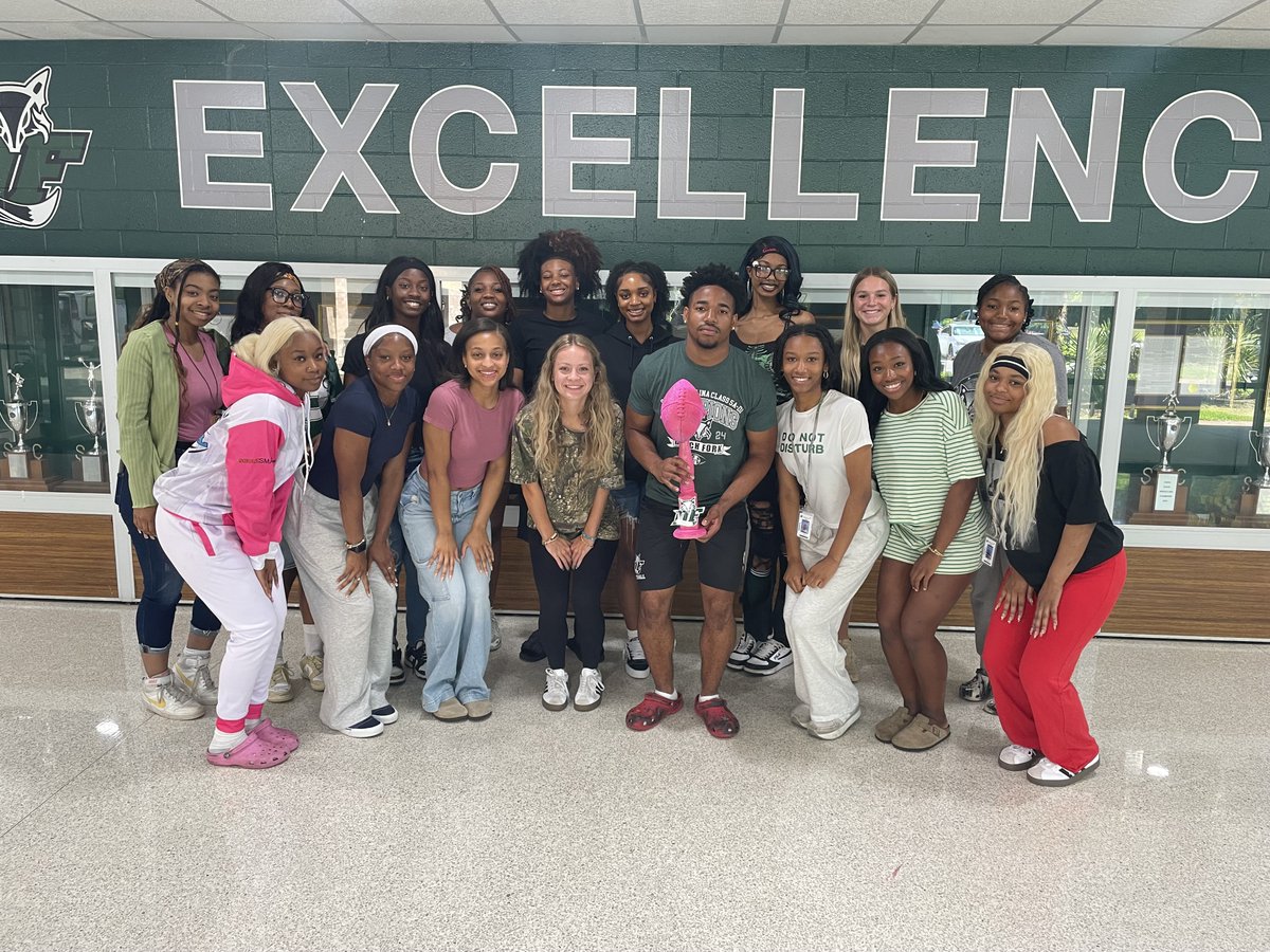 dutchforkhigh's tweet image. 🏆✨ Celebrating our victorious Senior Powderpuff team! 🎉 A big thank you to Irmo Town Councilman Gabriel Penfield and Mike Ward for presenting the trophy! 🙌💖 #Powderpuff #Champions #Teamwork #Victory