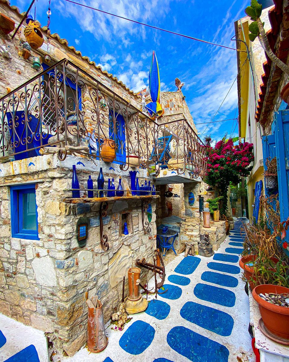 GreekPictures's tweet image. The Blue Street of #Samos, where stone and sea blend into a dreamscape. 🇬🇷
📷 klavell86