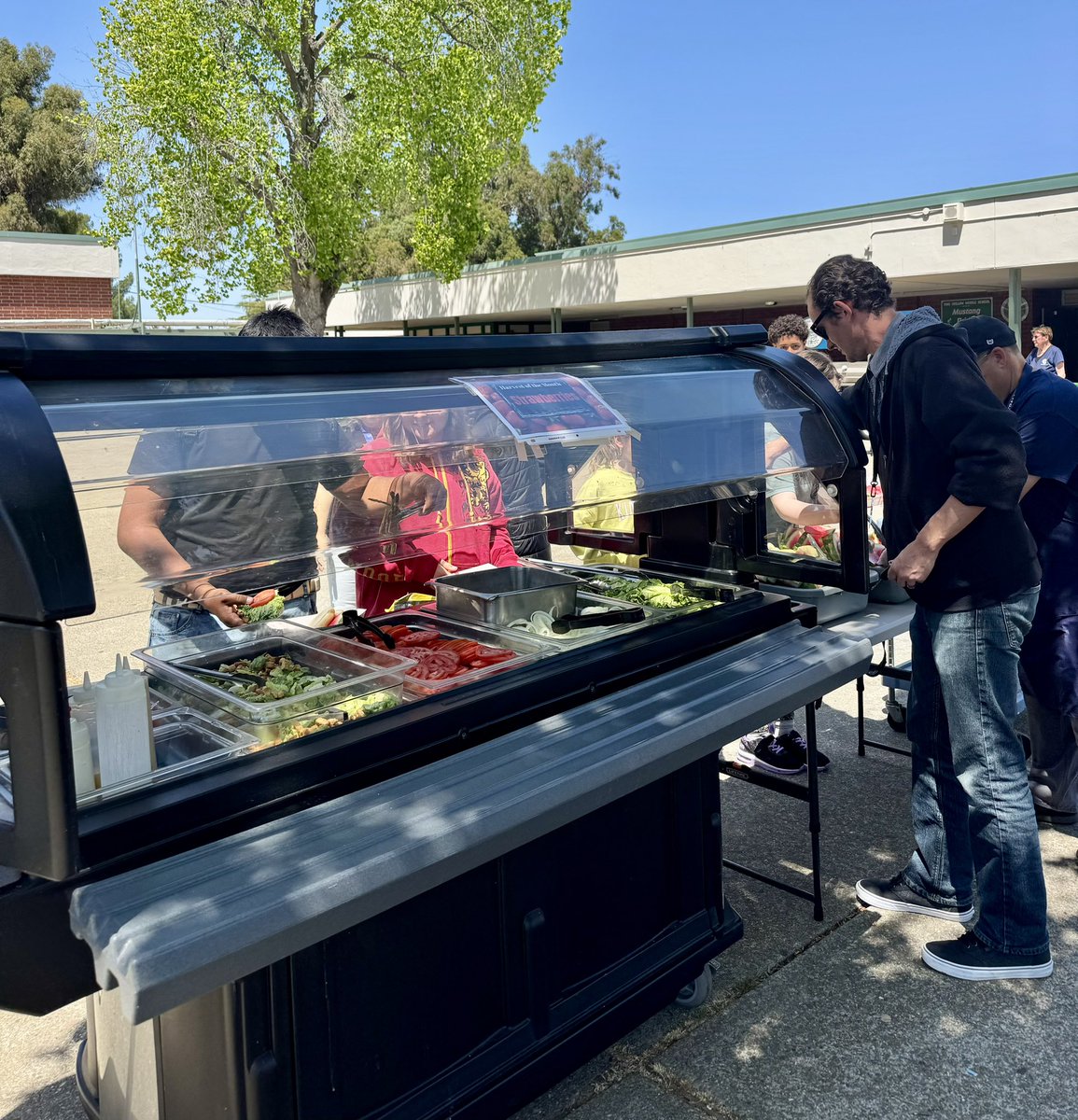 MustangsPHMS's tweet image. Happy School Lunch Heroes Day! Thank you to @MDUSD_FNS for yesterday’s BBQ Buggie visit and everything you do for our students every day! @MtDiabloUSD