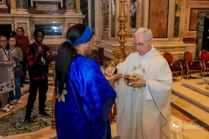 _new_image's tweet photo. ITALIE - ROME : À LA BASILIQUE SANTA MARIA, LA GOUVERNEURE DU LUALABA ET SA DÉLÉGATION ONT RENDU LES DERNIERS HOMMAGES AU PAPE FRANÇOIS
_____________________________________
À Rome, capitale de l'Italie, la gouverneure du Lualaba est allée rendre les derniers hommages @FifiMasuka https://t.co/vdk9QB7zDo