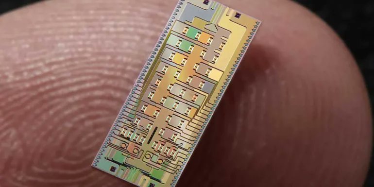 DraperVC's tweet photo. What if your iPhone could tap into a quantum computer?

We’ve backed Xanadu and their mission to build the first commercial-grade quantum computer.

Unlike most quantum tech being tested today, Xanadu’s chips work at room temperature.

No supercooling = better efficiency = easier to scale access to it.

We believe quantum power + increased access will lead to breakthroughs in…

→ drug discovery
→ financial modeling
→ weather forecasting
→ cybersecurity
→ traffic analysis
→ machine learning

…you get the idea.

Quantum computing might seem far away, but it isn’t.

At the start of the year Google’s new quantum chip solved a problem that would’ve taken regular supercomputers one quadrillion times the age of the entire universe.

It’s hard to digest just how fast things are accelerating.

And Xanadu’s tech will make other computers seem like a single PC before the birth of the internet.