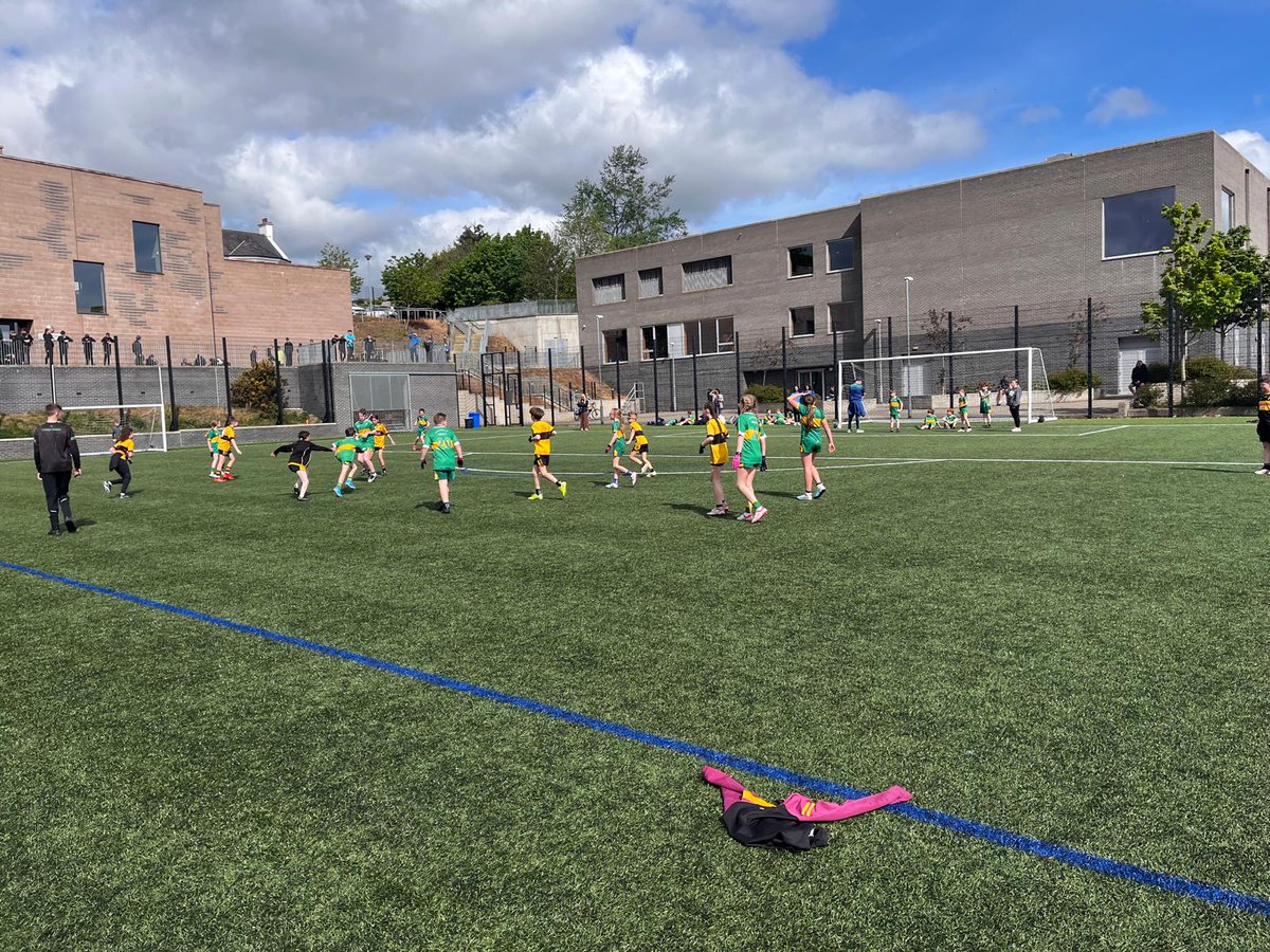 Seachtain na Gaeilge le Energia (@snagaeilge) on Twitter photo Deas a bheith i láthair leis na céadta dalta Gaelscoile d’Fhéile Pheile Corn Liam Uí Mhuirí i mBéal Feirste inniu 🏐☀️
<a href="/FisanPhobail/">Fís an Phobail</a> Deas a bheith i láthair leis na céadta dalta Gaelscoile d’Fhéile Pheile Corn Liam Uí Mhuirí i mBéal Feirste inniu 🏐☀️
<a href="/FisanPhobail/">Fís an Phobail</a>