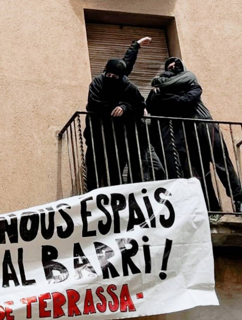 L'Assemblea d'Okupes de #Terrassa torna a l'acció!!!

Ahir després de la mani de 1er de maig anticapitalista es va fer pública l'okupació d'un nou espai.
Malauradament hi havia problemes estructurals a l'edifici que van fer que la policia realitzés un desallotjament cautelar.