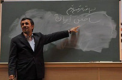 کسی به خطِ ساده و درشتِ خود،
رویِ تخته ی سیاهِ روزگار 
به خونِ دل نوشته بود:
جهان، بدونِ عشق
در رکود به سر می برد...
___
روزش مبارک🌱
#آه_از_دهر
#احمدی_نژاد
#معلم
#ایران