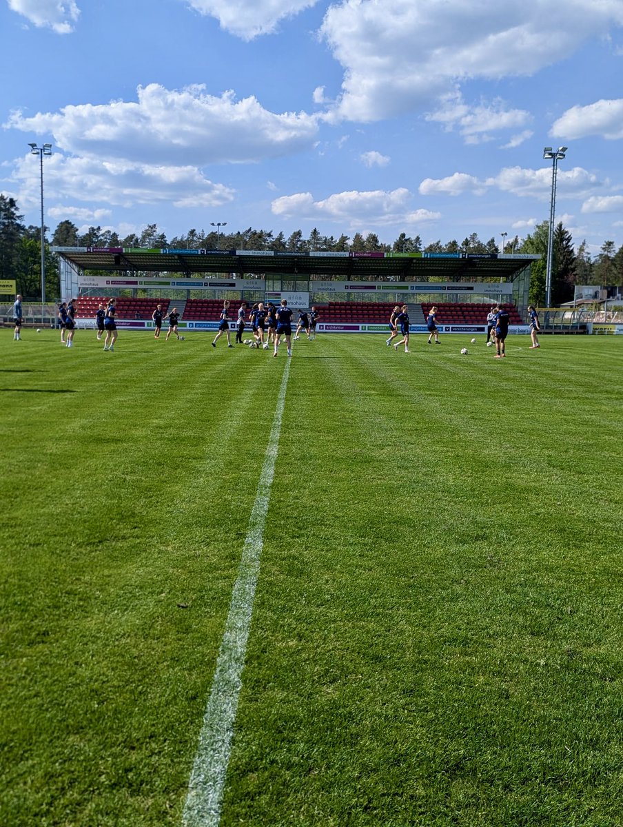 Heute trainiert im Waldstadion die Frauenmannschaft des <a href="/hsvfrauen/">HSV-Frauen</a> bei sommerlichen Temperaturen. Morgen spielen Sie um 13:00 Uhr gegen den Tabellenersten <a href="/clubfrauen/">1. FC Nürnberg Frauen</a> am Sportpark
Valznerweiher.
#fußball #fussball #frauenfussball #liga #2liga