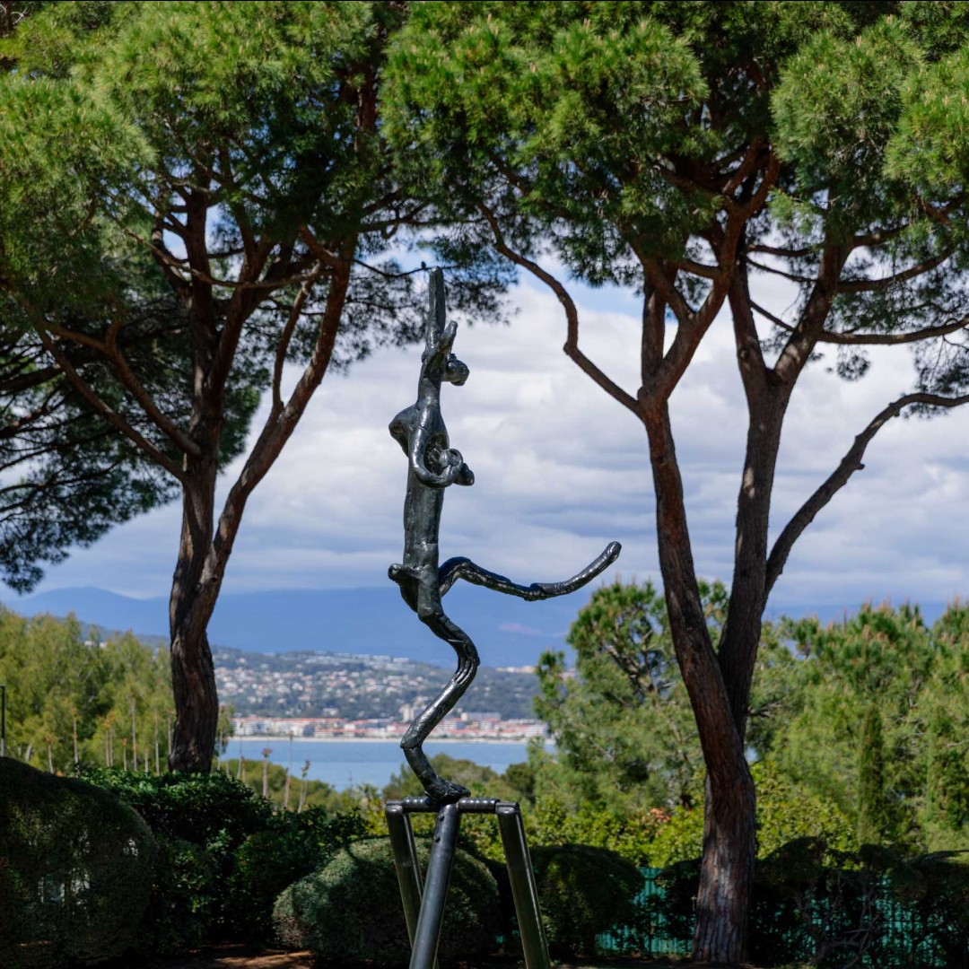 This summer, three monumental sculptures by Barry Flanagan enjoy the sunlight of the French Riviera at @hotelducapedenroc in Antibes, France.
Photos courtesy @nicolaslehniand courtesy @vonbartha.