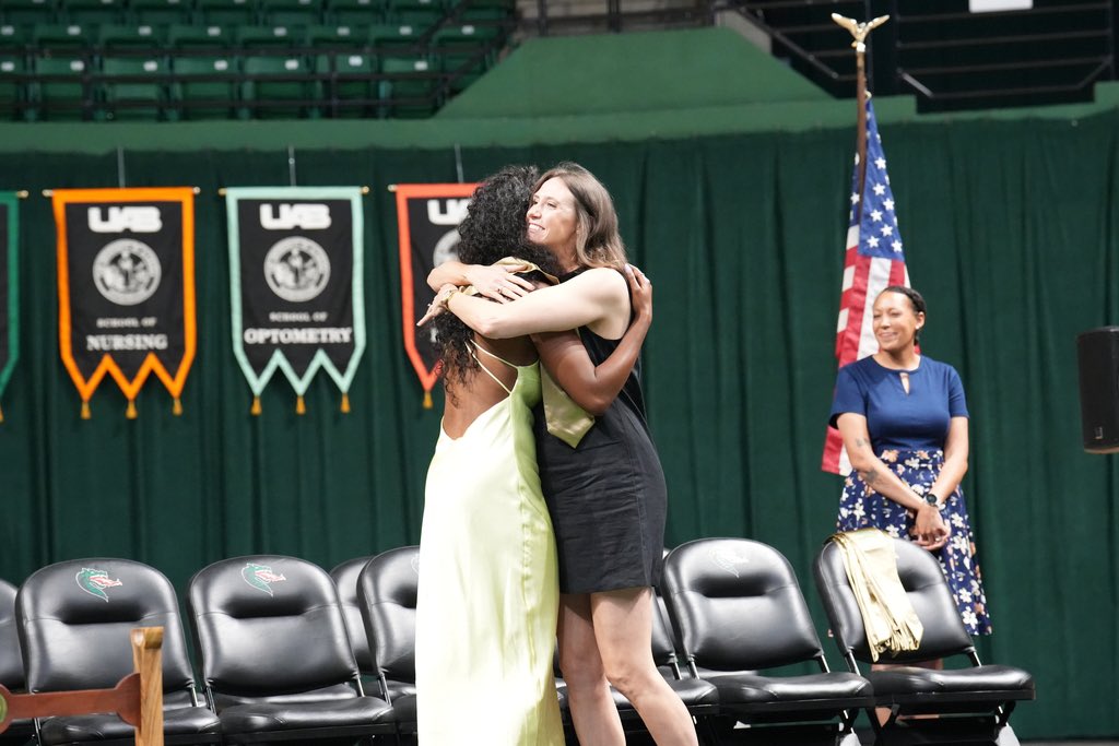 Madison Page was honored to speak at the athletics graduation this morning and received her athletics stole 🎓

#WinAsOne