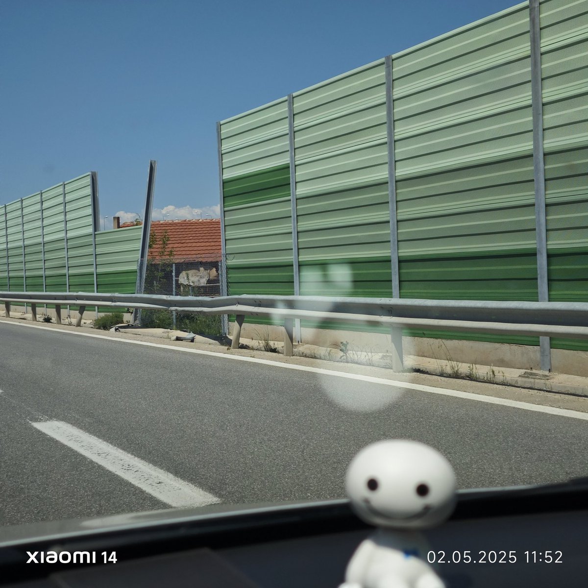 BoKan1429's tweet image. Автопат кај Св. Николе
Прашања до министерот на МВР: 1.Дали треба да се вози по поставените знаци кои стојат повеќе од 6 години?
2.Дали е дозволено да се шетаат луѓе по автопат?
3.Дали е дозволено своеволно да ги тргаат заштитните огради?
4.Кој ќе биде крив ако се згази човек?