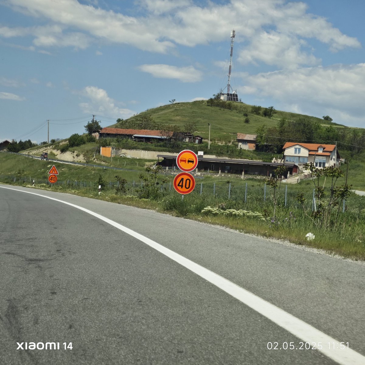 BoKan1429's tweet image. Автопат кај Св. Николе
Прашања до министерот на МВР: 1.Дали треба да се вози по поставените знаци кои стојат повеќе од 6 години?
2.Дали е дозволено да се шетаат луѓе по автопат?
3.Дали е дозволено своеволно да ги тргаат заштитните огради?
4.Кој ќе биде крив ако се згази човек?